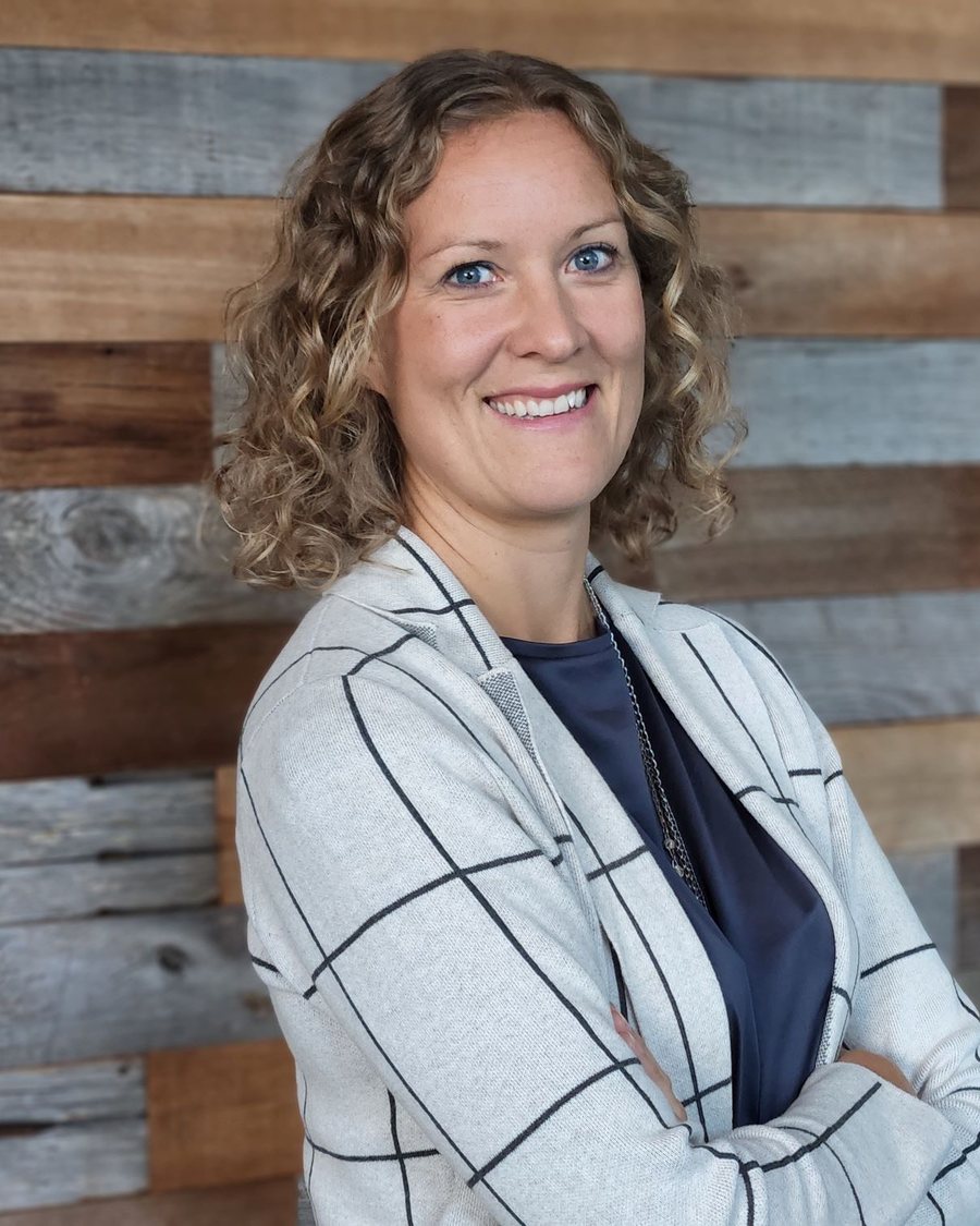 Dr. Sarah Eisenacher, Psychologische Psychotherapeutin und Supervisorin, vor einer Holzwand